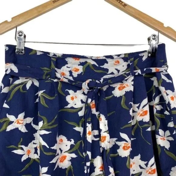 OLD NAVY WOMEN'S NAVY BLUE FLORAL HIGH‎ RISE SHORTS SIZE MEDIUM - Picture 3 of 7